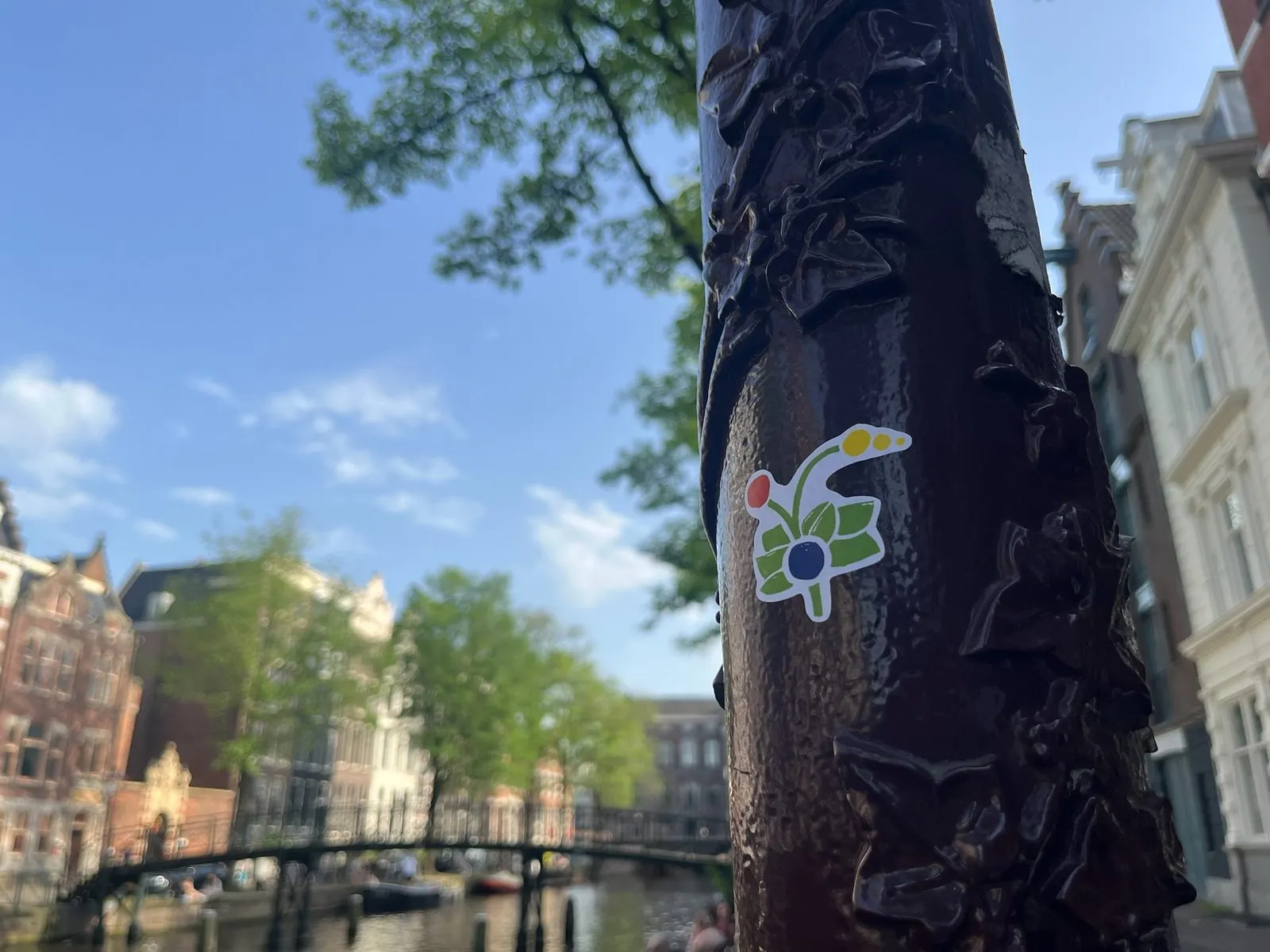 L'adhesiu de POPURRI al fanal d'Amsterdam.